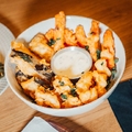 Crunchy nuggets with spicy mayo